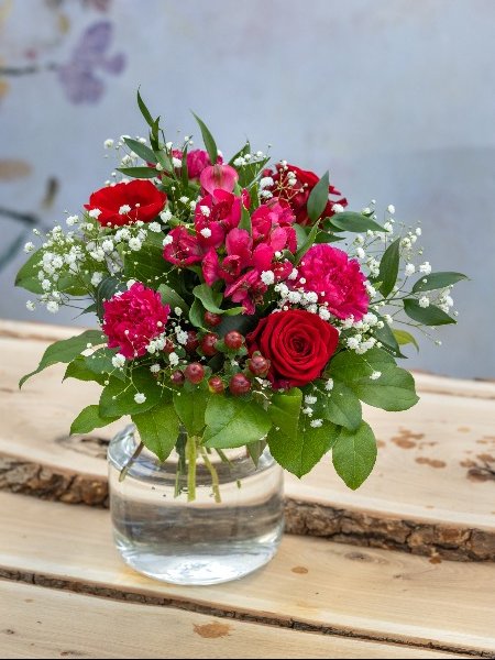 Puna-sävyinen kukkakimppu